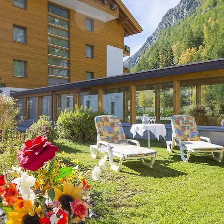 Hotel Typically Swiss Taescherhof 3*