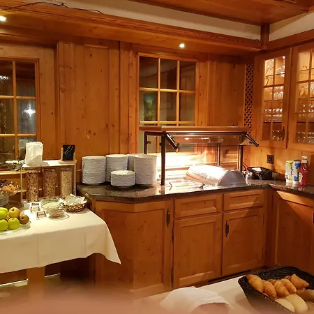 Otel Typically Swiss Taescherhof 3*