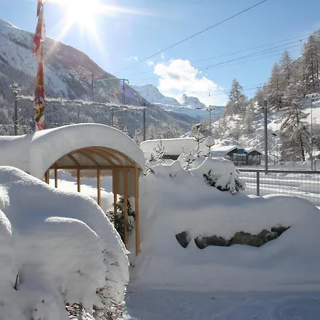 Hotel Typically Swiss Taescherhof 3*