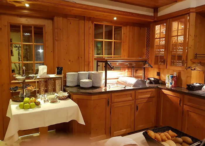 Hotel Typically Swiss Taescherhof 3*