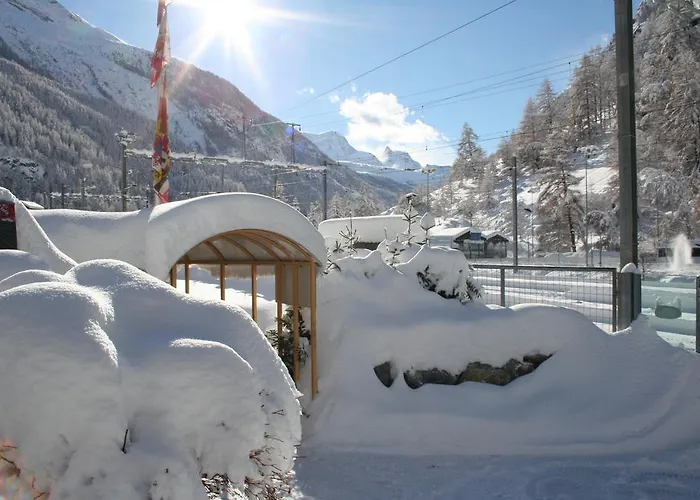 Hotel Typically Swiss Taescherhof 3*