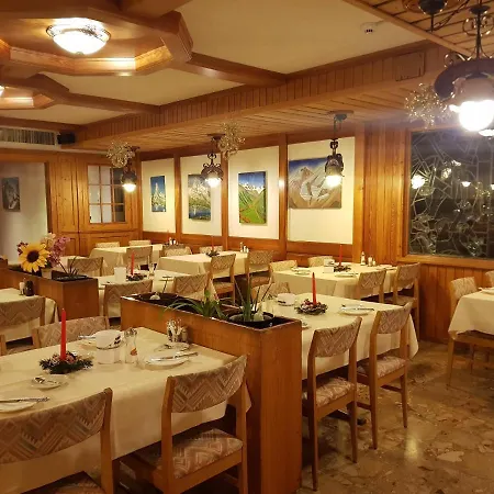 Hotel Typically Swiss Taescherhof 3*